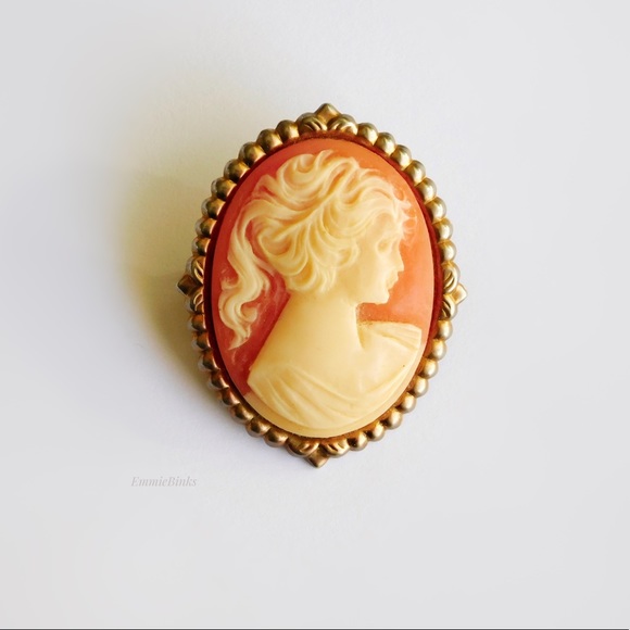 Vintage Jewelry - Mid Century Classic Victorian Coral Cameo Brooch